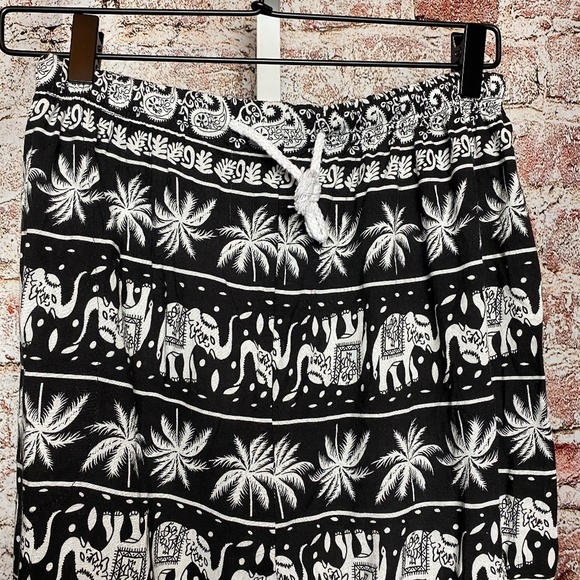 💙5/$15 Womenʻs Black and White Flowy Boho Harem Pants Small - Picture 2 of 6